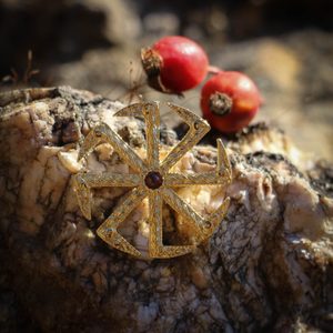 KOLOVRAT SLOVANSKÝ TALISMAN, GRANÁT POZLACENO - POZLACENÉ ŠPERKY - ŠPERKY
