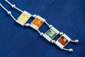 WIOLA, STŘÍBRNÝ NÁHRDELNÍK S JANTAREM, AG 925 - ŠPERKY S JANTAREM - STŘÍBRNÉ ŠPERKY