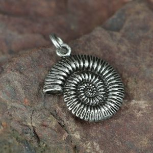 AMONIT, PŘÍVĚŠEK, ZINEK STAROSTŘÍBRO - ZVÍŘECÍ AMULETY - ŠPERKY