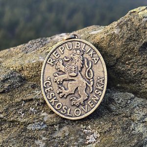 ČESKOSLOVENSKÝ HRANIČNÍ SLOUP, PŘÍVĚSEK, STAROMOSAZ - VŠECHNY AMULETY, VLASTNÍ VÝROBA - ŠPERKY