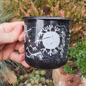 TANUM SKALNÍ RYTINY PLECHÁČEK, SMALTOVANÝ HRNEK - POHÁRY A HRNKY - HOME DECOR