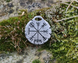VEGVISÍR AMULET NA KRK, ZINEK - VŠECHNY AMULETY, VLASTNÍ VÝROBA - ŠPERKY