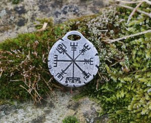 VEGVISÍR AMULET NA KRK, ZINEK - VŠECHNY AMULETY, VLASTNÍ VÝROBA{% if kategorie.adresa_nazvy[0] != zbozi.kategorie.nazev %} - ŠPERKY - BRONZ, ZINEK, BIŽUTERIE{% endif %}