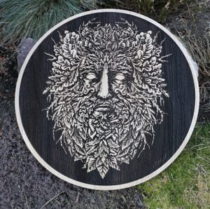 ZELENÝ MUŽ NÁSTĚNNÁ DEKORACE 45CM DUB PÁLENÝ - DŘEVĚNÉ OBRAZY - HOME DECOR