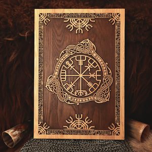 VEGVÍSIR NÁSTĚNNÁ DEKORACE, DESKA 45 X 65 CM - SOŠKY, RELIÉFY, TRUHLY{% if kategorie.adresa_nazvy[0] != zbozi.kategorie.nazev %} - DŘEVO - VÝROBKY A OBRAZY{% endif %}