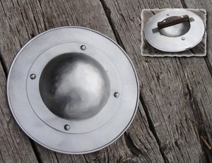 PĚSTNÍ ŠTÍT, KOVOVÝ - ŠTÍTY STŘEDOVĚKÉ - ZBROJE