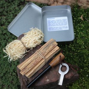 SADA NA ROZDĚLÁNÍ OHNĚ - KŘESADLO S RUKOJETÍ - BUSHCRAFT{% if kategorie.adresa_nazvy[0] != zbozi.kategorie.nazev %} - BUSHCRAFT, LIVING HISTORY, ŘEMESLA{% endif %}