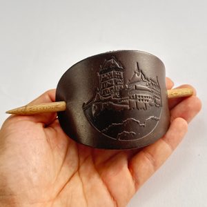 KARLŠTEJN, KOŽENÁ SPONA DO VLASŮ, HNĚDÁ - KOŽENÉ ŠPERKY - SEDLÁŘSTVÍ