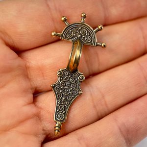 FIBULA - SLOVANSKÝ PŘÍVĚŠEK, ODLÉVANÝ GRANULOVANÝ A FILIGRÁNOVÝ ŠPERK, BRONZ - PŘÍVĚSKY - ŠPERKY