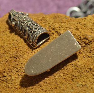 VIKINSKÁ KONCOVKA NA AMULETY, ÖDESHÖG, ŠVÉDSKO, BRONZ - 2 KUSY - DROBNÉ BRONZOVÉ ŠPERKY - ŠPERKY