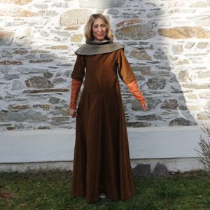 HORNÍ ŠATY - STŘEDOVĚKÝ KOSTÝM, DÁMSKÝ, XIV. STOLETÍ - DÁMSKÉ ODĚVY - MÓDA