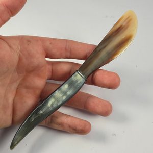 TUPÝ NŮŽ - KRAVSKÝ ROH - DOBOVÉ STOLOVÁNÍ - STOLOVÁNÍ