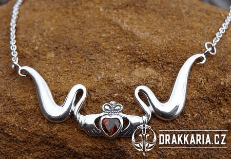 NÁHRDELNÍK CLADDAGH, GRANÁT, STŘÍBRO 925