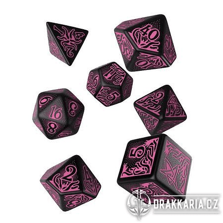 HRACÍ KOSTKY CALL OF CTHULHU 7TH EDITION DICE SET BLACK & MAGENTA (7)