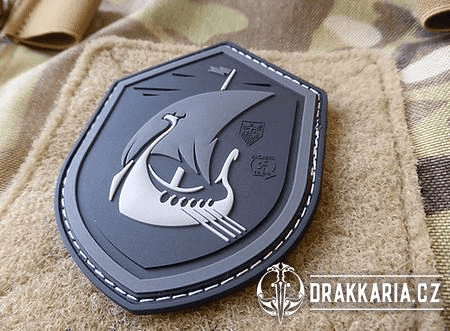 DRAKKAR V NOCI, 3D PATCH NÁŠIVKA, SUCHÝ ZIP