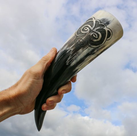 URSUS, MEDVĚD, ROH NA PITÍ