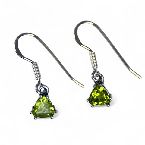 TRIANGULAR, STŘÍBRNÉ NÁUŠNICE S PERIDOTEM, AG 925