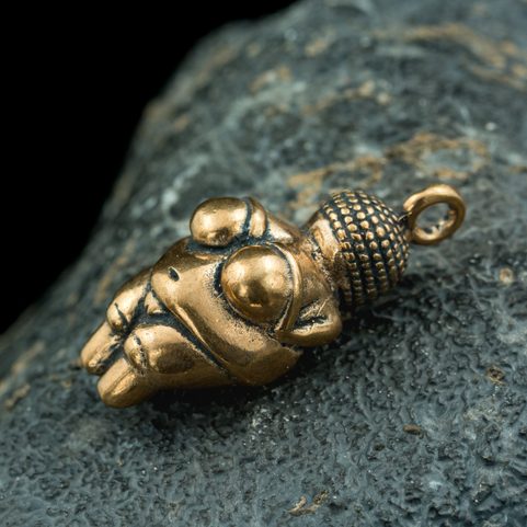WILLENDORFSKÁ VENUŠE, PŘÍVĚŠEK, BRONZ