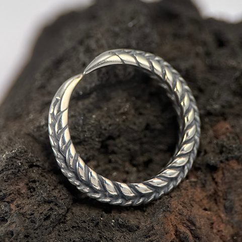 VIKINGSKÝ PLETENÝ STŘÍBRNÝ PRSTEN, AG 925