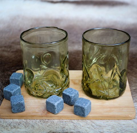 WHISKEY LESNÍ SKLO, DÁRKOVÁ SADA 2 SKLENICE + 6 KOSTEK