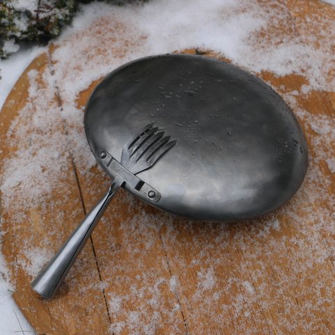BUSHCRAFT SADA V KOŽENÉM OBALU - PÁNEV 23 CM, VIDLIČKA, SADA KOŘENEK, KŘESADLO