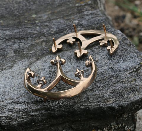 BRONZOVÁ OZDOBA NA KOŽENÉ TAŠVICE