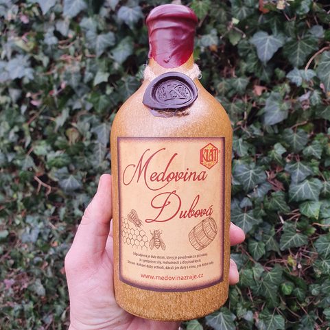 DUBOVÁ MEDOVINA ZRAJÍCÍ V SUDECH 500 ML - DÁRKOVÉ BALENÍ