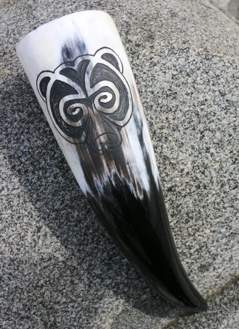 URSUS, MEDVĚD, ROH NA PITÍ