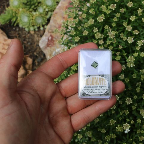 BROUŠENÝ VLTAVÍN ČTVEREC 1 CT - 0.2 G 6.5 X 6.5 MM