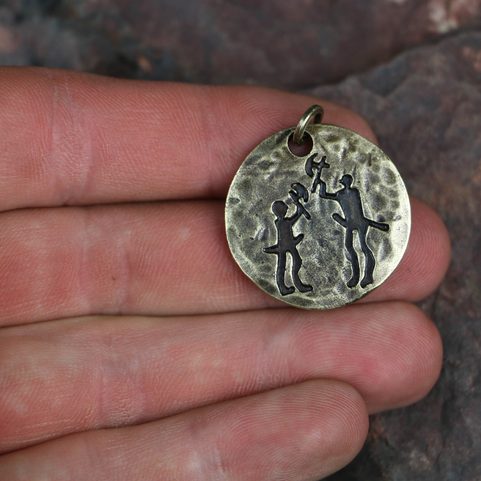 SEKERNÍCI, VÁLEČNICKÝ AMULET, SKALNÍ RYTINA TANUM, ŠVÉDSKO, ZINEK, STAROMOSAZ