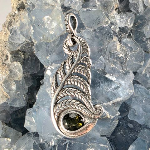 STŘÍBRNÝ PŘÍVĚSEK S VLTAVÍNEM, KAPRADÍ AG 925/1000