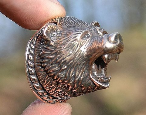 BERSEKER, MEDVĚD S RANĚ STŘEDOVĚKÝMI ORNAMENTY, BRONZ
