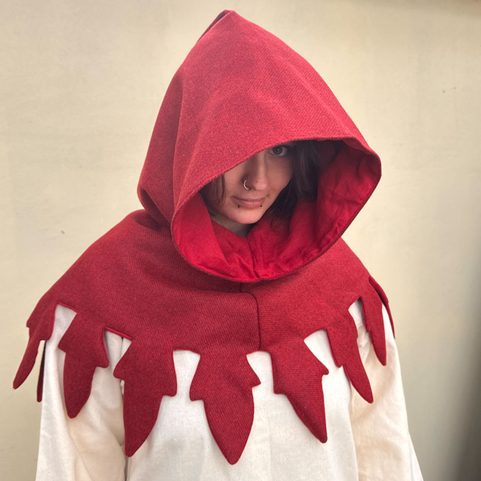 KÁPĚ STŘEDOVĚKÁ, ČERVENÁ, XV. STOLETÍ