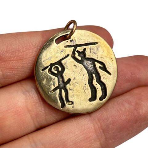 KRIGER, VÁLEČNICKÝ AMULET, SKALNÍ RYTINA TANUM, ŠVÉDSKO, MOSAZ