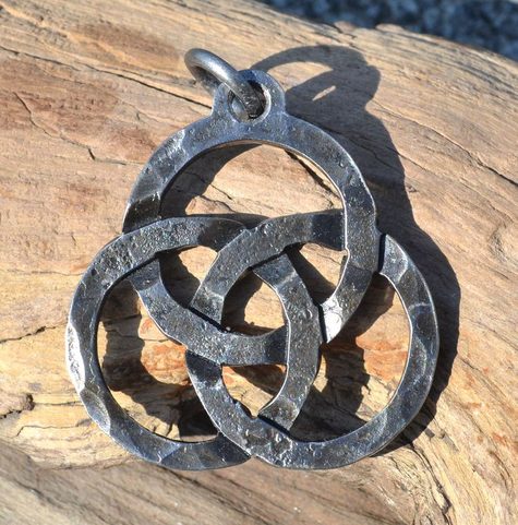 KOVANÁ TRIQUETRA, KELTSKÝ AMULET