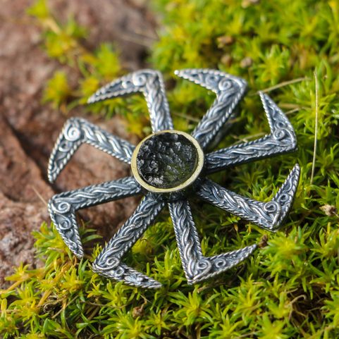 KOLOVRAT - POZLACENÝ STŘÍBRNÝ PŘÍVĚSEK S VLTAVÍNEM, AG 925