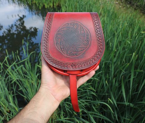 VENDEL, VIKINGSKÁ KOŽENÁ BRAŠNA, ČERVENÁ