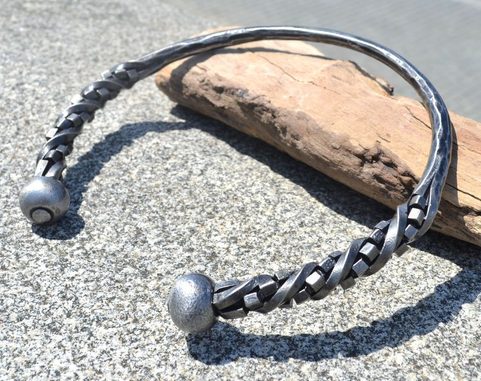CUBIC, KOVANÝ TORQUES