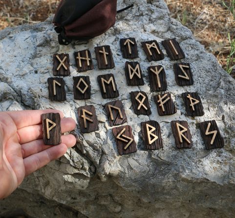 RUNY - STARŠÍ FUTHARK, SADA DŘEVĚNÝCH RUN - DUB