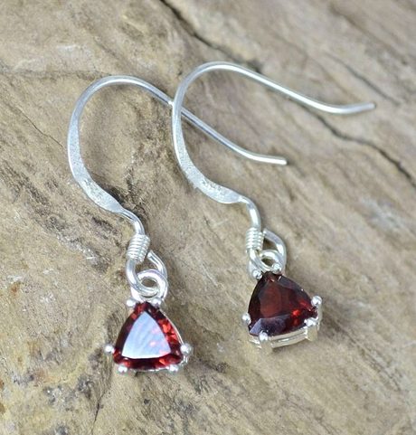 TRIANGULAR, STŘÍBRNÉ NÁUŠNICE S GRANÁTEM, AG 925