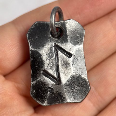 IHWAZ, KOVANÁ RUNA, AMULET