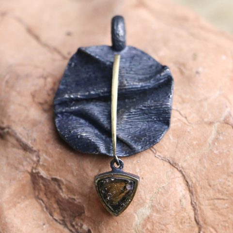 DELTA POZLACENÝ STŘÍBRNÝ PŘÍVĚSEK S VLTAVÍNEM, AG 925