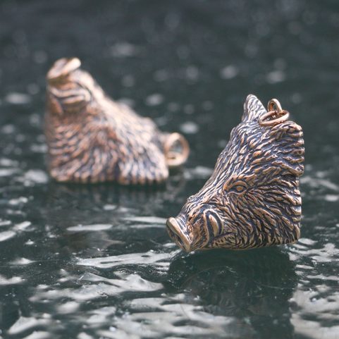 DIVOČÁK - KANEC, MASIVNÍ AMULET KANČÍ HLAVA BRONZ