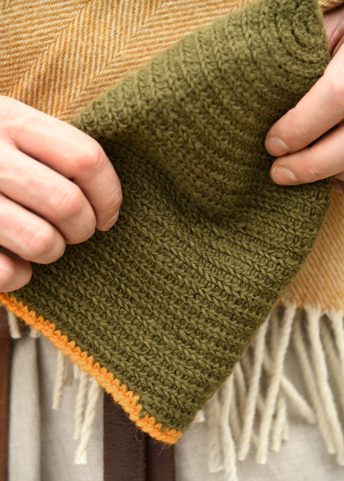 VLNĚNÁ ČEPICE, HÁČKOVANÁ, ZELENO-ŽLUTÁ