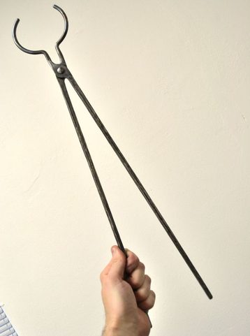 KLEŠTĚ K TAVÍCÍ PECI PRO GRAFITOVÝ KELÍMEK