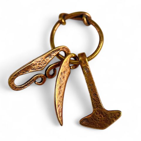SEVERSKÝ AMULET, THOROVO KLADIVO, OCÍLKA A NŮŽ, BRONZ