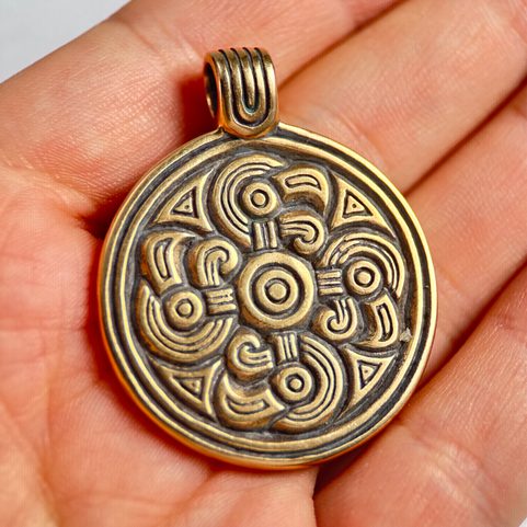ORLÍ HLAVY, SLUNEČNÍ SYMBOL, BRONZOVÝ PŘÍVĚŠEK