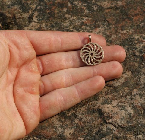 SYMBOL SLUNCE IV, PŘÍVĚŠEK, BRONZ