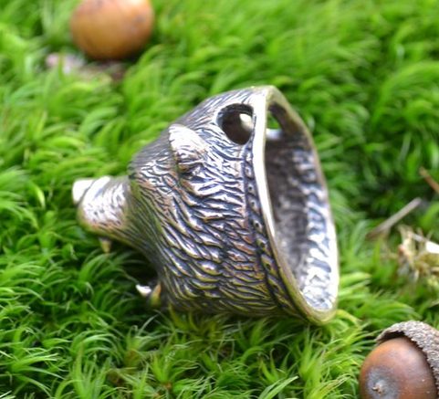 BERSEKER, MEDVĚD S RANĚ STŘEDOVĚKÝMI ORNAMENTY, BRONZ