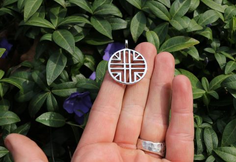 SLUNEČNÍ SYMBOL, HALŠTATSKÁ KULTURA, STŘÍBRNÝ PŘÍVĚSEK, AG 925